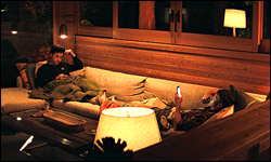 Shane et Ilya sur le canap&eacute; du cottage de Shane dans Heated Rivalry