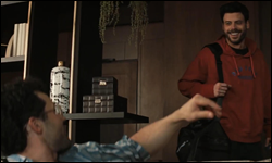 Kip Grady et Scott Hunter dans le salon de Scott dans Heated Rivalry