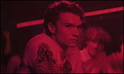 Ilya Rozanov dans le club Mansion dans Heated Rivalry
