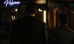 Scott Hunter et Kip Grady devant le Paloma dans Heated Rivalry