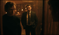Ilya et Alexei Rozanov dans un restaurant russe dans Heated Rivalry