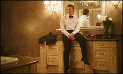 Ilya dans la salle de bain &agrave; Sotchi dans Heated Rivalry