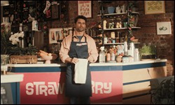 Kip devant le comptoir du Straw+Berry dans Heated Rivalry
