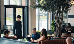 La famille Hollander au restaurant Ciao Bella dans Heated Rivalry