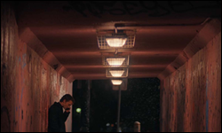 Ilya dans le tunnel de Moscou dans Heated Rivalry
