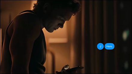 Ilya regarde son t&eacute;l&eacute;phone