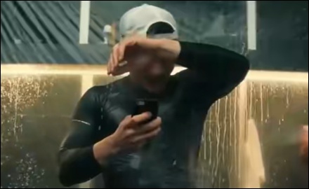 Shane tient un Iphone 6 dans les vestiaires