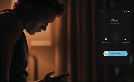 Ilya regarde son Iphone 7 avec un appel d'Alexei